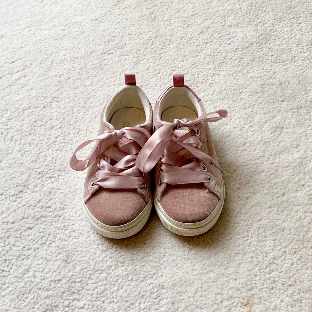 Gymboree dusty rose, ribbon lace sneakers. Size 9.